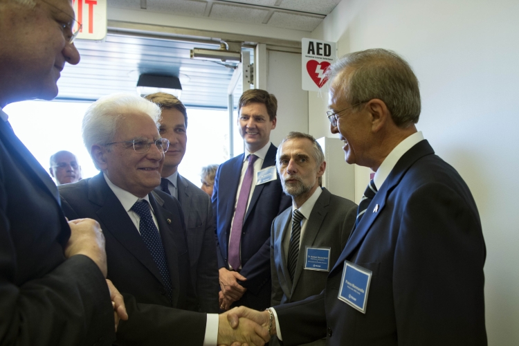 Il Presidente Sergio Mattarella al Centro di ricerca Triumf con l'ing. Franco Mammarella