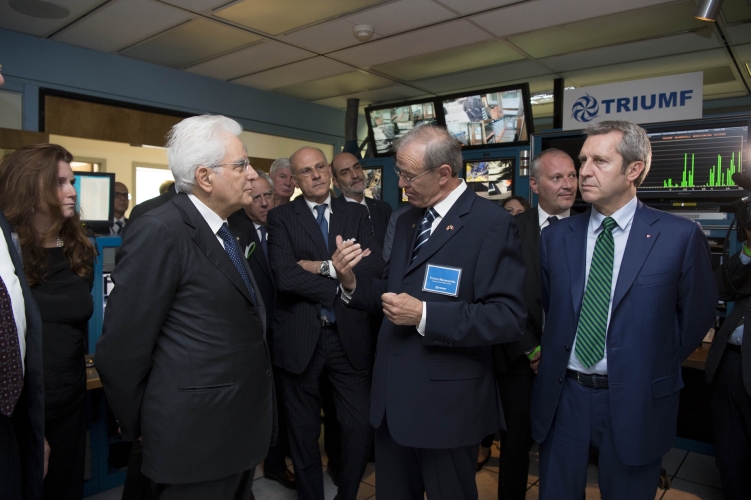 Il Presidente Sergio Mattarella nel corso della visita al Centro di ricerca Triumf 