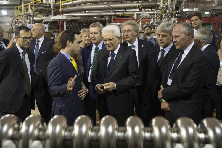 Il Presidente Sergio Mattarella nel corso della visita al Centro di ricerca Triumf 