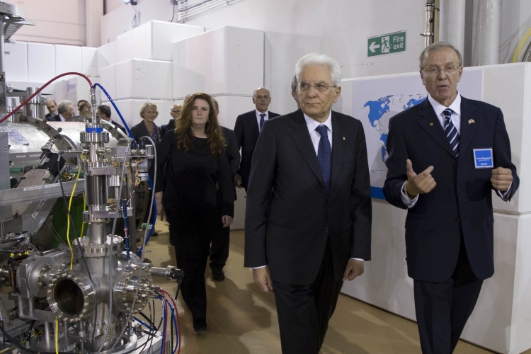 Il Presidente Sergio Mattarella nel corso della visita al Centro di ricerca Triumf 