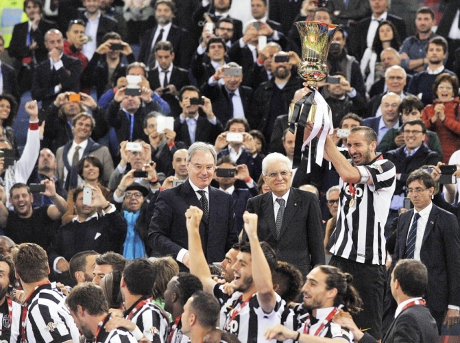 Il Presidente Sergio Mattarella consegna la Coppa Italia 2015 al capitano della Juventus Giorgio Chiellini