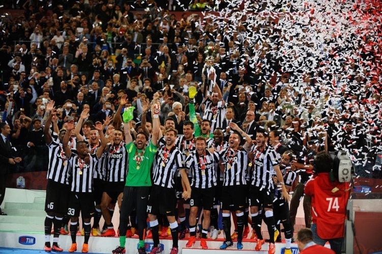 Il Presidente Sergio Mattarella consegna la Coppa Italia 2015 al capitano della Juventus Giorgio Chiellini