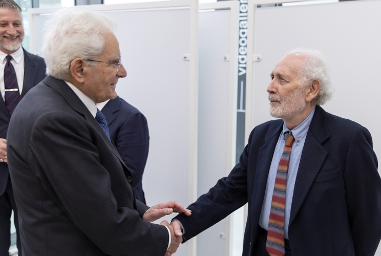 Il Presidente Sergio Mattarella saluta il M° Emilio Isgrò, artista, in occasione della presentazione dell’opera “Non uccidere” di Emilio Isgrò e Mario Botta nel 75° anniversario dell’entrata in vigore della Costituzione della Repubblica Italiana