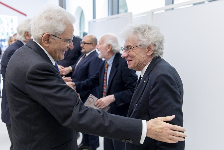 Il Presidente Sergio Mattarella saluta l'Arch. Mario Botta, artista, in occasione della presentazione dell’opera “Non uccidere” di Emilio Isgrò e Mario Botta nel 75° anniversario dell’entrata in vigore della Costituzione della Repubblica Italiana