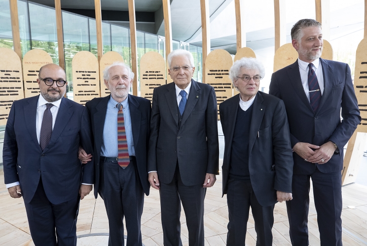 Il Presidente Sergio Mattarella con  Gennaro Sangiuliano, Ministro della cultura, Emilio Isgrò, artista, Mario Botta, artista, Alessandro Giuli, Presidente della Fondazione MAXXI, all'interno dell'opera  “Non uccidere”, presentata in occasione del 75° anniversario dell’entrata in vigore della Costituzione della Repubblica Italiana