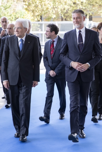 Il Presidente Sergio Mattarella con Alessandro Giuli, Presidente della Fondazione MAXXI, in occasione della presentazione dell'opera  “Non uccidere”, presentata nel 75° anniversario dell’entrata in vigore della Costituzione della Repubblica Italiana