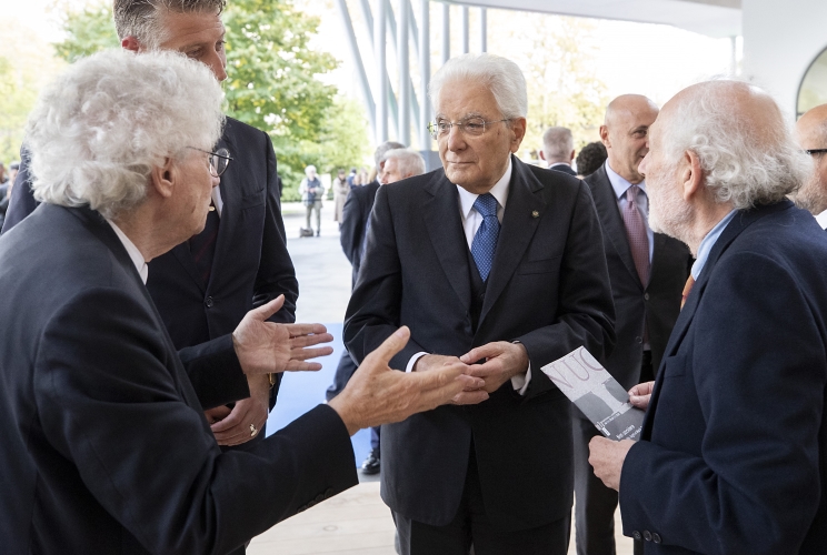 Il Presidente Sergio Mattarella con Emilio Isgrò, artista, e Mario Botta, artista, all'interno dell'opera  “Non uccidere”, presentata in occasione del 75° anniversario dell’entrata in vigore della Costituzione della Repubblica Italiana