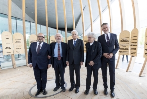 Il Presidente Sergio Mattarella con  Gennaro Sangiuliano, Ministro della cultura, Emilio Isgrò, artista, Mario Botta, artista, Alessandro Giuli, Presidente della Fondazione MAXXI, all'interno dell'opera  “Non uccidere”, presentata in occasione del 75° anniversario dell’entrata in vigore della Costituzione della Repubblica Italiana