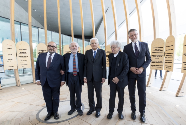 Il Presidente Sergio Mattarella con  Gennaro Sangiuliano, Ministro della cultura, Emilio Isgrò, artista, Mario Botta, artista, Alessandro Giuli, Presidente della Fondazione MAXXI, all'interno dell'opera  “Non uccidere”, presentata in occasione del 75° anniversario dell’entrata in vigore della Costituzione della Repubblica Italiana