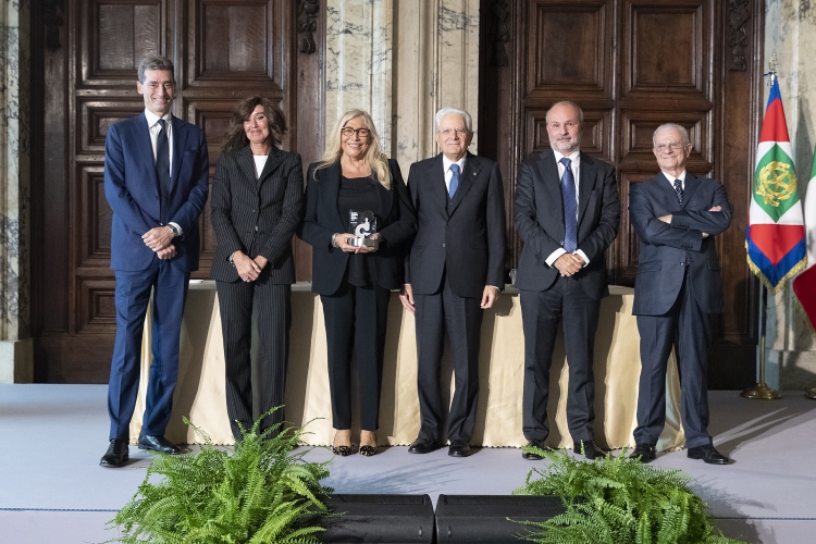 Il Presidente della Repubblica Sergio Mattarella consegna il Premio speciale AIRC “Credere nella Ricerca” alla Sig.ra Mara Venier,in occasione della cerimonia di celebrazione de “I Giorni della Ricerca”
