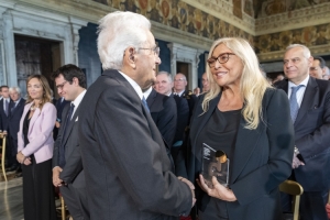 Il Presidente della Repubblica Sergio Mattarella saluta la Sig.ra Mara Venier, in occasione della cerimonia di celebrazione de “I Giorni della Ricerca”
