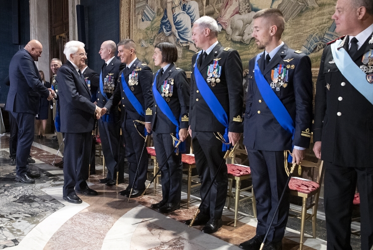 Il Presidente Sergio Mattarella con i nuovi insigniti dell'OMI, al termine della cerimonia di consegna delle insegne dell’Ordine Militare d’Italia, nel Giorno dell’Unità Nazionale e della Giornata delle Forze Armate