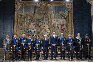 Il Presidente Sergio Mattarella con i nuovi insigniti dell'OMI, al termine della cerimonia di consegna delle insegne dell’Ordine Militare d’Italia, nel Giorno dell’Unità Nazionale e della Giornata delle Forze Armate