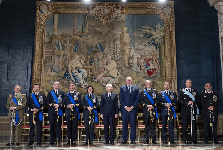 Il Presidente Sergio Mattarella con i nuovi insigniti dell'OMI, al termine della cerimonia di consegna delle insegne dell’Ordine Militare d’Italia, nel Giorno dell’Unità Nazionale e della Giornata delle Forze Armate
