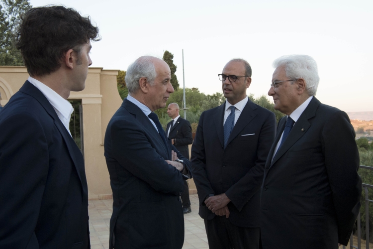 Il Presidente Sergio Mattarella con i premiati Toni Servillo e Michele Riondino 