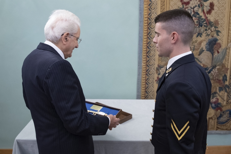 Il Presidente Sergio Mattarella con una rappresentanza di Allievi degli Istituti di Formazione Militare, in occasione del Giorno dell’Unità Nazionale e Giornata delle Forze Armate
