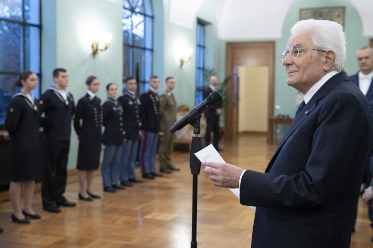 Il Presidente Sergio Mattarella con una rappresentanza di Allievi degli Istituti di Formazione Militare, in occasione del Giorno dell’Unità Nazionale e Giornata delle Forze Armate