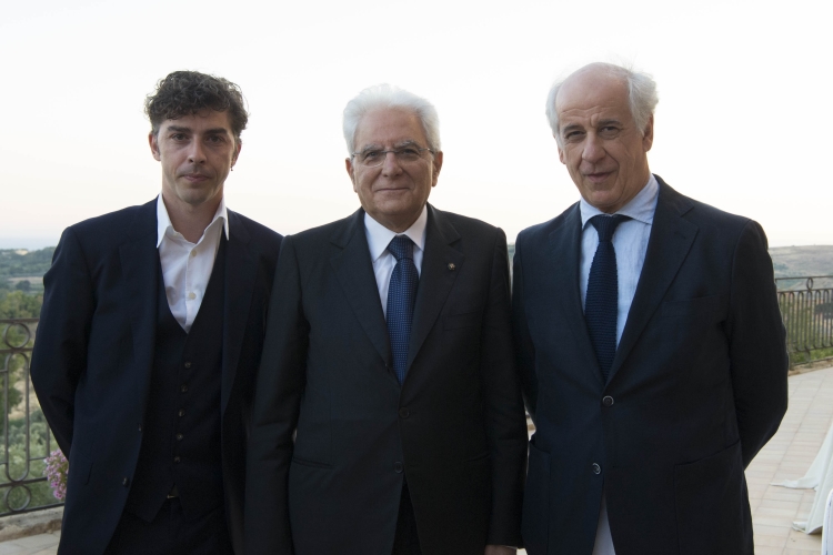 Il Presidente Sergio Mattarella con i premiati Toni Servillo e Michele Riondino 