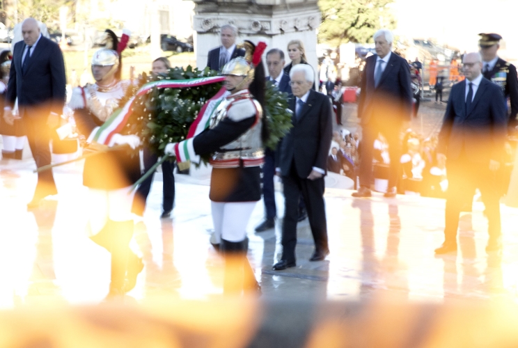 Il Presidente della Repubblica Sergio Mattarella in occasione della deposizione di una corona d’alloro sulla Tomba del Milite Ignoto nella ricorrenza del Giorno dell’Unità Nazionale e Giornata delle Forze Armate
