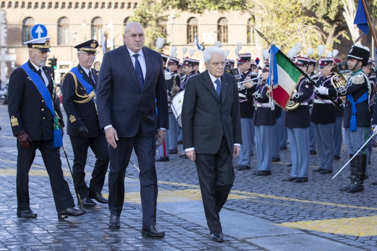 Il Presidente della Repubblica Sergio Mattarella in occasione della deposizione di una corona d’alloro sulla Tomba del Milite Ignoto nella ricorrenza del Giorno dell’Unità Nazionale e Giornata delle Forze Armate
