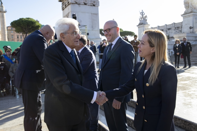 Il Presidente della Repubblica Sergio Mattarella saluta Giorgia Meloni,Presidente del Consiglio dei Ministri, in occasione della deposizione di una corona d’alloro sulla Tomba del Milite Ignoto nella ricorrenza del Giorno dell’Unità Nazionale e Giornata delle Forze Armate

