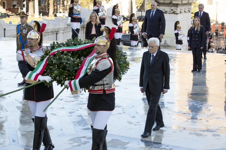 Il Presidente della Repubblica Sergio Mattarella in occasione della deposizione di una corona d’alloro sulla Tomba del Milite Ignoto nella ricorrenza del Giorno dell’Unità Nazionale e Giornata delle Forze Armate
