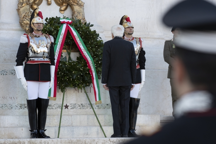Il Presidente della Repubblica Sergio Mattarella in occasione della deposizione di una corona d’alloro sulla Tomba del Milite Ignoto nella ricorrenza del Giorno dell’Unità Nazionale e Giornata delle Forze Armate
