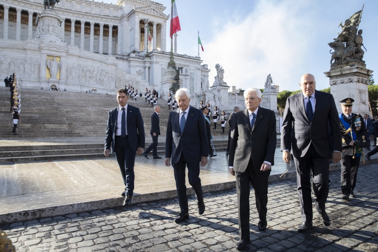 Il Presidente della Repubblica Sergio Mattarella in occasione della deposizione di una corona d’alloro sulla Tomba del Milite Ignoto nella ricorrenza del Giorno dell’Unità Nazionale e Giornata delle Forze Armate
