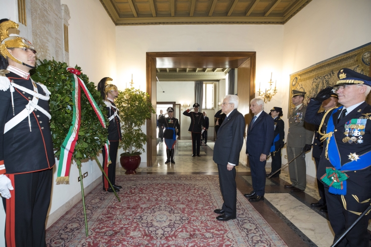 Il Presidente Sergio Mattarella depone una corona d'alloro sulla lapide dei Caduti del Quirinale nella ricorrenza del Giorno dell'Unità Nazionale e Giornata delle Forze Armate