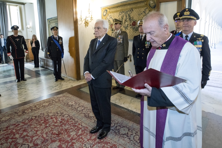 Il Presidente Sergio Mattarella depone una corona d'alloro sulla lapide dei Caduti del Quirinale nella ricorrenza del Giorno dell'Unità Nazionale e Giornata delle Forze Armate