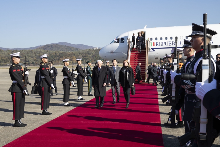 Il Presidente della Repubblica Sergio Mattarella e la Signora Laura all’aeroporto militare di Seoul,in occasione della visita di Stato nella Repubblica di Corea
