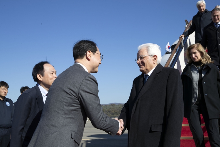 Il Presidente della Repubblica Sergio Mattarella e la Signora Laura all’aeroporto militare di Seoul,in occasione della visita di Stato nella Repubblica di Corea
