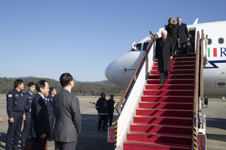 Il Presidente della Repubblica Sergio Mattarella e la Signora Laura all’aeroporto militare di Seoul,in occasione della visita di Stato nella Repubblica di Corea
