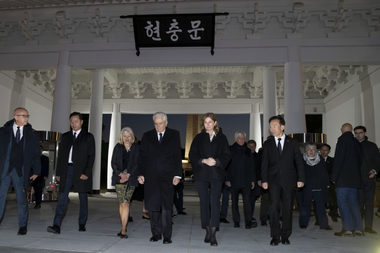 Il Presidente della Repubblica Sergio Mattarella depone una corona di fiori al Cimitero Nazionale di Seoul,in occasione della visita di Stato nella Repubblica di Corea

