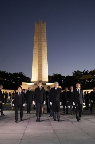 Il Presidente della Repubblica Sergio Mattarella depone una corona di fiori al Cimitero Nazionale di Seoul,in occasione della visita di Stato nella Repubblica di Corea

