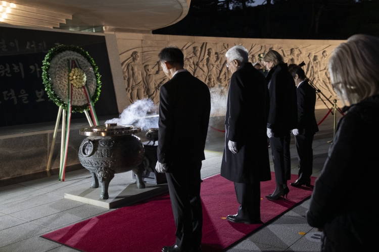 Il Presidente della Repubblica Sergio Mattarella depone una corona di fiori al Cimitero Nazionale di Seoul,in occasione della visita di Stato nella Repubblica di Corea


