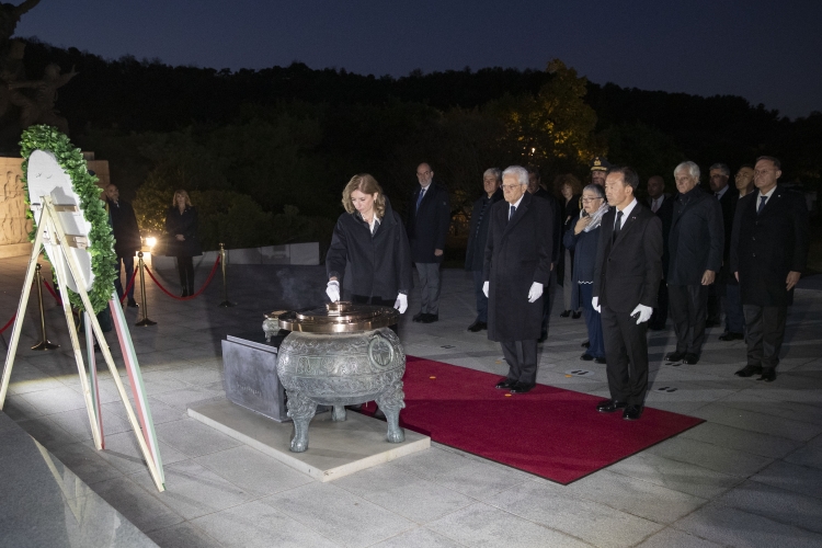 Il Presidente della Repubblica Sergio Mattarella depone una corona di fiori al Cimitero Nazionale di Seoul,in occasione della visita di Stato nella Repubblica di Corea
