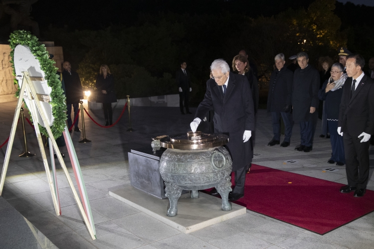 Il Presidente della Repubblica Sergio Mattarella depone una corona di fiori al Cimitero Nazionale di Seoul,in occasione della visita di Stato nella Repubblica di Corea

