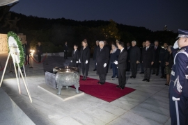 Il Presidente della Repubblica Sergio Mattarella depone una corona di fiori al Cimitero Nazionale di Seoul,in occasione della visita di Stato nella Repubblica di Corea

