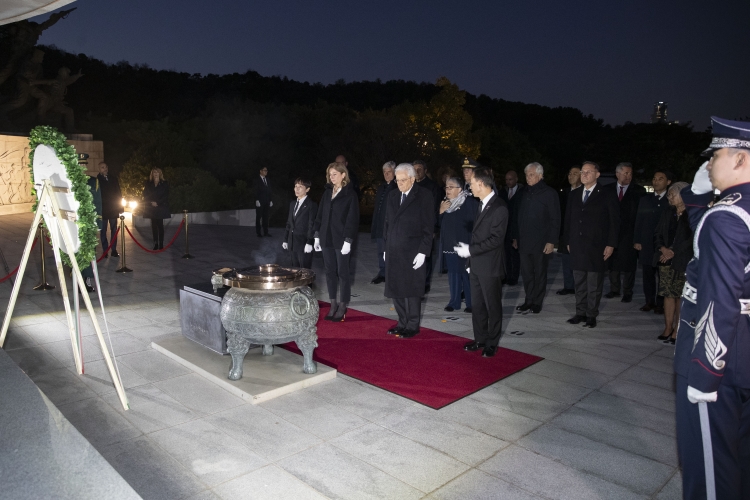 Il Presidente della Repubblica Sergio Mattarella depone una corona di fiori al Cimitero Nazionale di Seoul,in occasione della visita di Stato nella Repubblica di Corea

