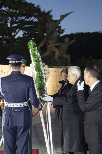 Il Presidente della Repubblica Sergio Mattarella e la Signora Laura al Cimitero Nazionale di Seoul,in occasione della visita di Stato nella Repubblica di Corea
