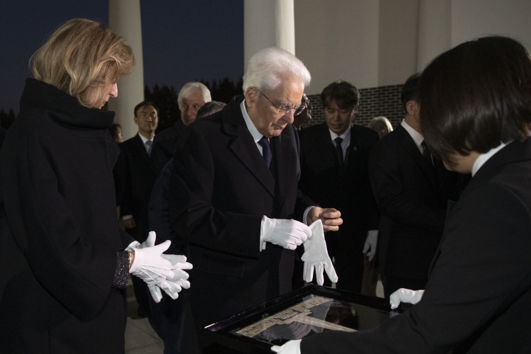 Il Presidente della Repubblica Sergio Mattarella e la Signora Laura al Cimitero Nazionale di Seoul,in occasione della visita di Stato nella Repubblica di Corea
