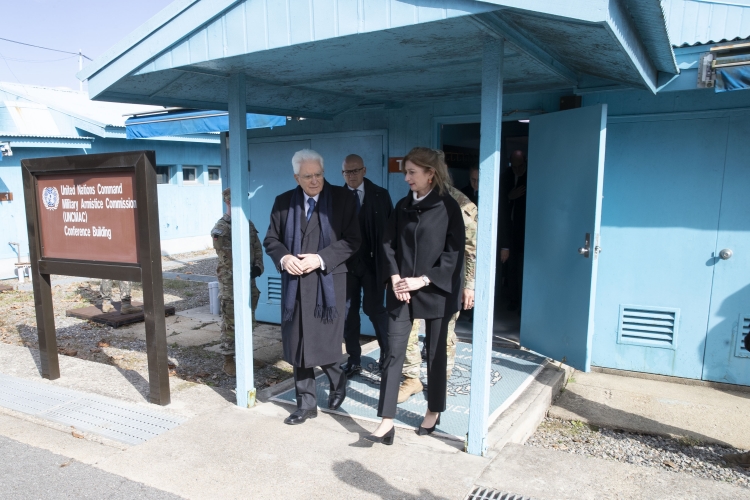 Il Presidente della Repubblica Sergio Mattarella e la Signora Laura nella Joint Security Area,in occasione della visita di Stato nella Repubblica di Corea
