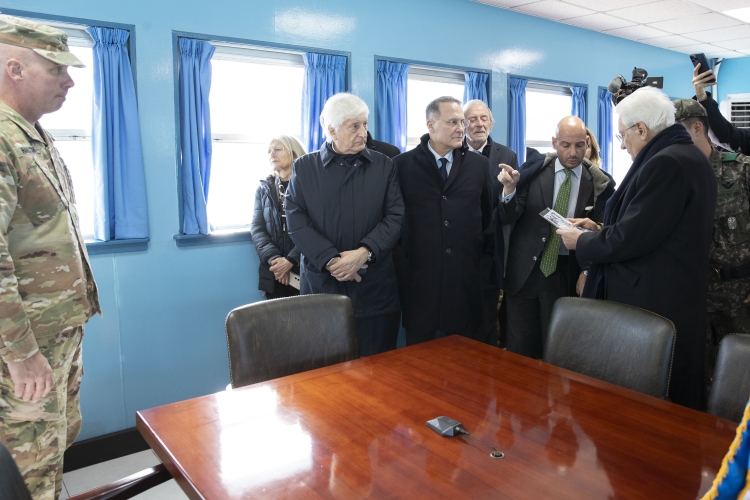 Il Presidente della Repubblica Sergio Mattarella e la Signora Laura nella Joint Security Area,in occasione della visita di Stato nella Repubblica di Corea