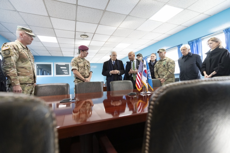 Il Presidente della Repubblica Sergio Mattarella e la Signora Laura nella Joint Security Area,in occasione della visita di Stato nella Repubblica di Corea
