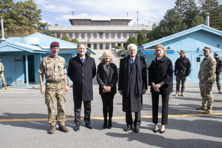 Il Presidente della Repubblica Sergio Mattarella e la Signora Laura nella Joint Security Area,in occasione della visita di Stato nella Repubblica di Corea