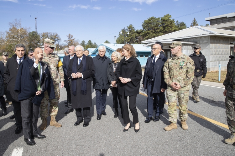 Il Presidente della Repubblica Sergio Mattarella e la Signora Laura nella Joint Security Area,in occasione della visita di Stato nella Repubblica di Corea
