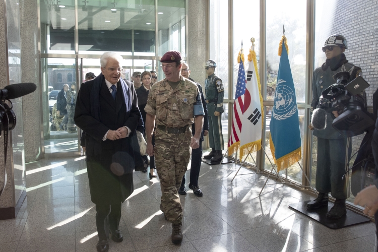 Il Presidente della Repubblica Sergio Mattarella nella Joint Security Area,accolto dal Vice Comandante United Nations Command, Gen. Andrew Sean David Harrison,in occasione della visita di Stato nella Repubblica di Corea
