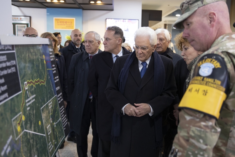 Il Presidente della Repubblica Sergio Mattarella nella Joint Security Area,in occasione della visita di Stato nella Repubblica di Corea
