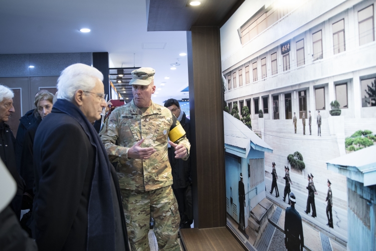 Il Presidente della Repubblica Sergio Mattarella nella Joint Security Area,in occasione della visita di Stato nella Repubblica di Corea
